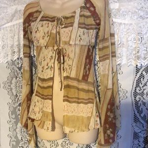 Absolutely Gorgeous top- see meas